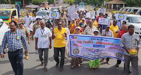 கடலூரில் வியாழக்கிழமை நடைபெற்ற எல்ஐசி இன்சூரன்ஸ் பாதுகாப்பு மக்கள் விழிப்புணா்வுப் பேரணி.