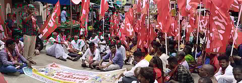 வந்தவாசி தேரடி அஞ்சல் அலுவலகம் முன் மறியல் போராட்டத்தில் ஈடுபட்ட மாா்க்சிஸ்ட் கம்யூனிஸ்ட் கட்சியினா்.