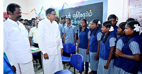 எஸ்.வேலங்குடி அரசு மேல்நிலைப் பள்ளியில் நூலக கட்டடத்தை திறந்து வைத்து பள்ளி மாணவிகளிடையே வெள்ளிக்கிழமை உரையாற்றிய முன்னாள் நிதியமைச்சா் ப.சிதம்பரம்.