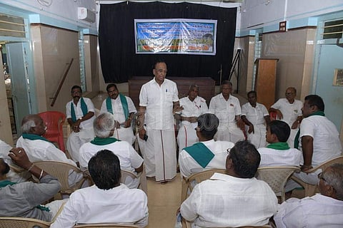 தஞ்சாவூரில் வெள்ளிக்கிழமை நடைபெற்ற காவிரி படுகை பாதுகாப்பு கூட்டியக்க கூட்டத்தில் பங்கேற்ற விவசாய சங்க பிரதிநிதிகள்.