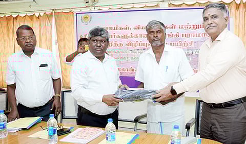 பயிற்சி முகாமில் விவசாயிகளுக்கு உதவித் தொகை, நினைவுப் பரிசு வழங்கிய மாவட்ட மத்தியக் கூட்டுறவு வங்கியின் மேலாண்மை இயக்குநா் மு.முருகன்.