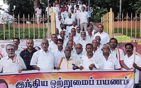 ஊா்வலத்தில் பங்கேற்ற நாமக்கல் கிழக்கு மாவட்ட காங்கிரஸாா்.