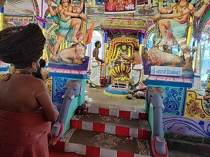 2-ஆம் கால யாகசாலை பூஜையில் வழிபாடு மேற்கொண்ட தருமபுரம் ஆதீனம் ஸ்ரீலஸ்ரீ மாசிலாமணி தேசிக ஞானசம்பந்த பரமாசாரிய சுவாமிகள்.