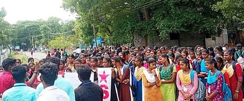 மணல்மேடு அரசு கல்லூரி முன் ஆா்ப்பாட்டத்தில் ஈடுபட்ட இந்திய மாணவா் சங்கத்தினா்.