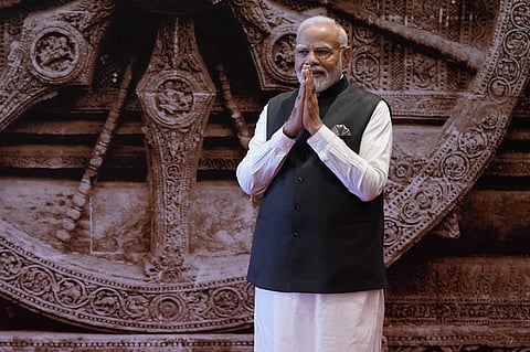 ஜி-20 அமைப்பின் 18-வது உச்சி மாநாடு தில்லி பிரகதி மைதானத்தில் உள்ள பாரத் மண்டபத்தில் இன்று கோலாகலமாக தொடங்கியது. ஜி 20 நாடுகளின் தலைவர்களை வரவேற்க காத்திருக்கும் பிரதமர் மோடி.