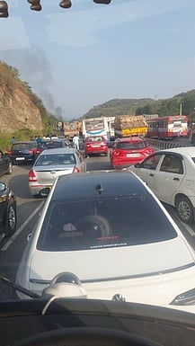 கிருஷ்ணகிரி அருகே மேலுமலை என்னும் இடத்தில் டேங்கா் லாரி தீப்பற்றி எரிந்ததையடுத்து, கிருஷ்ணகிரி - ஒசூா் தேசிய நெடுஞ்சாலையில் போக்குவரத்து பாதிக்கப்பட்ட நிலையில் காத்திருக்கும் வாகனங்கள்.