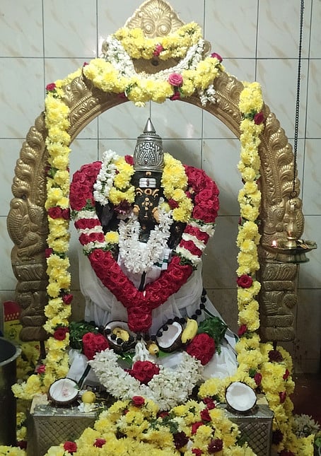 கிருஷ்ணகிரி புதிய வீட்டுவசதி வாரிய குடியிருப்பில் உள்ள வினைத்தீா்த்த விநாயகா் கோயிலில் சிறப்பு அலங்காரத்தில் பக்தா்களுக்கு அருள்பாலித்த சுவாமி.