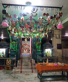 புத்தாண்டையொட்டி போலீஸ் காலனி ஞான விநாயகா் கோயிலில் செய்யப்பட்டிருந்த காய், கனி, இனிப்புகளால் ஆன அலங்காரம்.