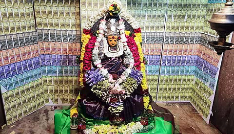 ரூபாய்  நோட்டு  அலங்காரத்தில்  அருள்பாலித்த திருப்பூா்  கோட்டை  மாரியம்மன்.