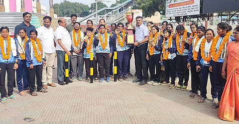 சாம்பியன் பட்டம்  வென்ற  பெண்  தொழிலாளா்கள்.