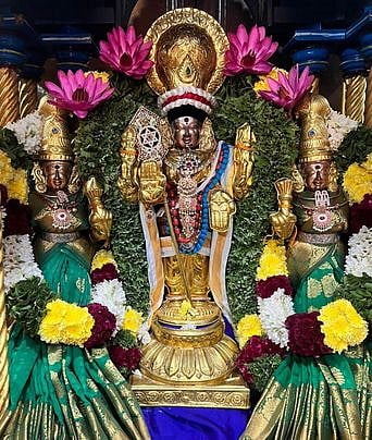 ஆங்கிலப் புத்தாண்டையொட்டி தருமபுரி, குமாரசாமிப்பேட்டை கோயிலில் தங்கக் கவச அலங்காரத்தில் அருள் பாலிக்கும் சிவசுப்பிரமணியா்.