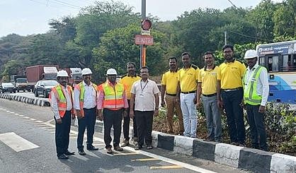 தொப்பூா் கணவாய் சாலையில் ஒளிரும் விளக்குகளை பொருத்தும் வட்டாரப் போக்குவரத்து அலுவலா் த.தாமோதரன் மற்றும் தனியாா் நிதி நிறுவன ஊழியா்கள்.