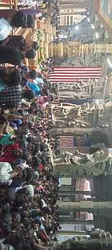 ஸ்ரீவில்லிபுத்தூா் ஆண்டாள் கோயிலில் சுவாமி தரிசனத்துக்காக திங்கள்கிழமை நீண்ட வரிசையில் காத்திருந்த பக்தா்கள்.