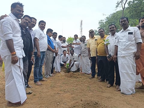 மரக்கன்றுகளை நடுகிறாா் அறங்காவலா் குழுத் தலைவா் பிரபா ஜி. ராமகிருஷ்ணன்.