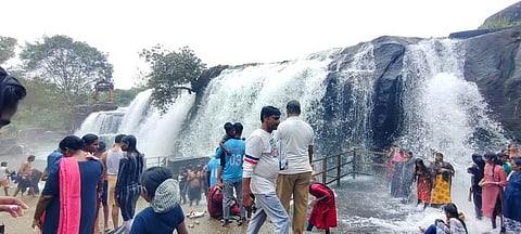 திற்பரப்பு அருவியில் ஞாயிற்றுக்கிழமை உற்சாகமாக குளித்து மகிழ்ந்த சுற்றுலாப் பயணிகள்.