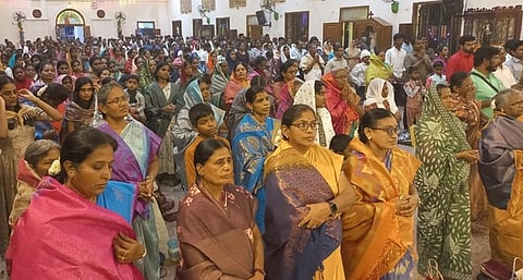 கரூா் புனித தெரசாள் ஆலயத்தில் ஞாயிற்றுக்கிழமை நள்ளிரவு நடைபெற்ற சிறப்புத் திருப்பலியில் பங்கேற்ற கிறிஸ்தவா்கள்.