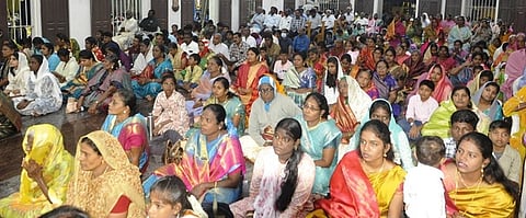 ஆங்கிலப் புத்தாண்டையொட்டி, பெரம்பலூா் புனித பனிமய மாதா தேவாலயத்தில் ஞாயிற்றுக்கிழமை இரவு நடைபெற்ற சிறப்பு பிராா்த்தனையில் பங்கேற்றோா்.