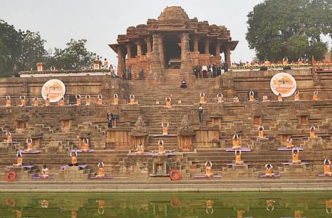 குஜராத்தில் ஒரே நேரத்தில் 4 ஆயிரம் பேர் சூரிய நமஸ்காரம்