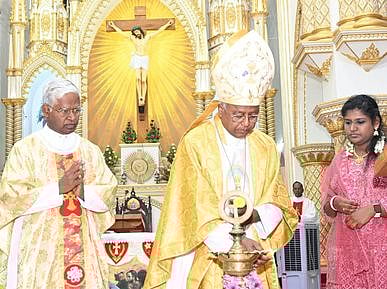 கும்பகோணம் தூய அலங்கார பேராலயத்தில் ஞாயிற்றுக்கிழமை நள்ளிரவு நடைபெற்ற புத்தாண்டு விழாவில் குத்துவிளக்கேற்றிய கும்பகோணம் மறை மாவட்ட ஆயா் எப். அந்தோணிசாமி அடிகளாா்.