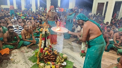 திருச்செந்தூா் பாதயாத்திரை பக்தா்கள் சாா்பில் நடைபெற்ற பொது பூஜை.