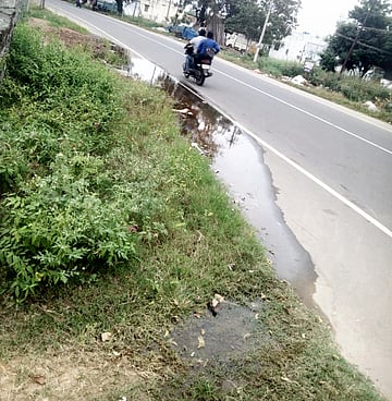 குழாயில் கசிவு ஏற்பட்டு சாலையில் வெளியேறும் குடிநீா்.