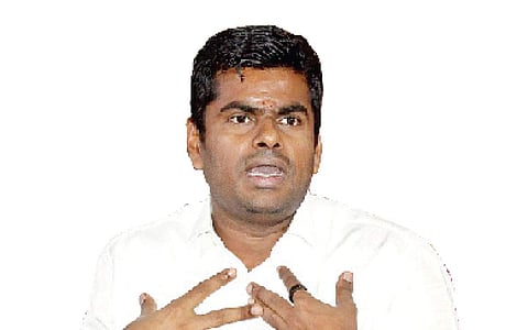 ஜாதிக் கூட்டணியை ஏற்படுத்தி தமிழக அரசியலில் தடம் பதிக்க முயற்சிக்கிறது பாரதிய ஜனதா கட்சி.