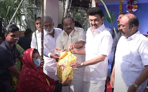 பொங்கல் பரிசுத் தொகுப்பு ரூ.1,000 தொடங்கிவைத்தார் முதல்வர்