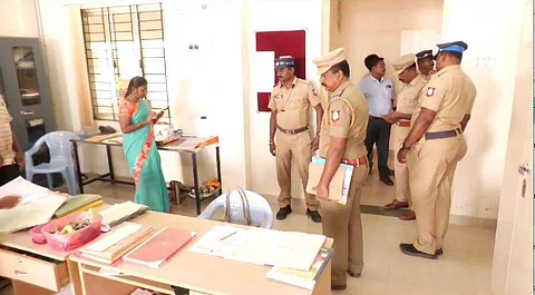 பெரியார் பல்கலைக்கழக வளாகத்தில் சோதனையில் ஈடுபட்ட காவல்துறையினர்