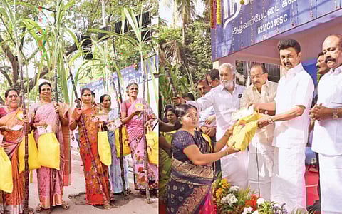 சென்னை ஆழ்வார்பேட்டை ஸ்ரீராம் நகரில் உள்ள நியாயவிலைக் கடையில் புதன்கிழமை அரிசி அட்டைதாரர்களுக்கு ரூ.1,000 ரொக்கத்துடன் பொங்கல் பரிசுத் தொகுப்பு, இலவச வேட்டி, சேலைகளை வழங்கிய முதல்வர் மு.க.ஸ்டாலின்.