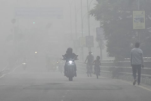 போகி பண்டிகையான புதன்கிழமை அதிகாலை பழைய பொருள்களை தீயிட்டு கொளுத்தியதால் பனி மூட்டத்துடன் புகை மூட்டம் சேர்ந்ததால் சாலைகளில் எதிரே வரும் வாகனங்கள் தெரியாததால் சாலையில் ஊா்ந்து சென்ற வாகனங்கள்.