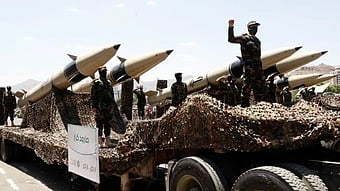 டேவிட் கேமரூன்யேமனில் தாக்குதல் நடத்துவதற்காக அமெரிக்க விமானம் தாங்கிக் கப்பலில் இருந்து புறப்படும் போா் விமானம்.