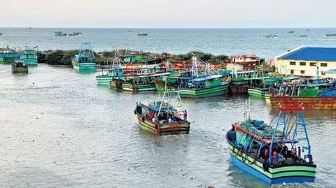 படகு விபத்து: 8 பேர் பலி, 100 பேர் மாயம்