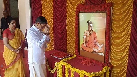 காவி உடையில் திருவள்ளுவர்: ஆளுநர் ஆர்.என். ரவி பதிவால் சர்ச்சை; முதல்வர் கருத்து