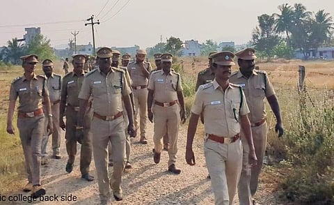 வாழப்பாடி அருகே கொட்டவாடியில் வங்காநரி ஜல்லிக்கட்டு நடத்துவதை தடுக்க குவிக்கப்பட்டுள்ள வனத்துறையினர்.