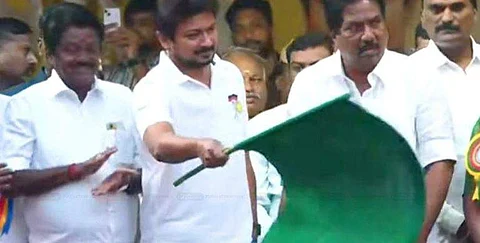 அலங்காநல்லூர் ஜல்லிக்கட்டை தொடங்கிவைத்தார் உதயநிதி ஸ்டாலின்