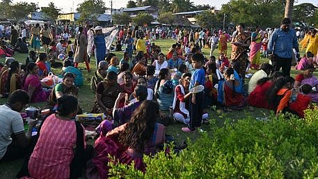 காணும் பொங்கலையொட்டி, கும்பகோணம் தாராசுரம் ஐராவதீசுவரா் கோயில் கூட்டம்.