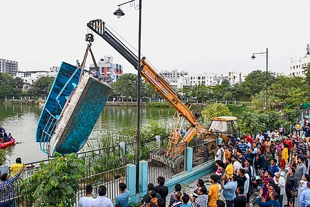 வதோதரா ஏரியில் வியாழக்கிழமை கவிழ்ந்த படகை அப்புறப்படுத்தும் காவல் துறையினர்.