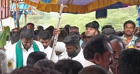 புதுக்கோட்டை மண்டையூர் ஜல்லிக்கட்டுப் போட்டி தொடக்கம்!