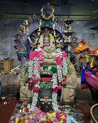 விழுப்புரம் வீரவாழியம்மன் கோயிலில் திங்கள்கிழமை சிறப்பு அலங்காரத்தில் அம்மன்.