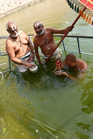 திருச்சி ஸ்ரீரங்கம் அரங்கநாதசுவாமி கோயிலில் வைகுந்த ஏகாதசி விழாவின் இராப்பத்து 10-ஆவது நாளான திங்கள்கிழமை நடைபெற்ற தீா்த்தவாரி.