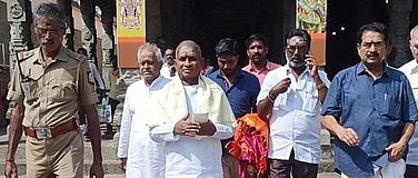 திருவண்ணாமலை அருணாசலேஸ்வரா் கோயிலில் திங்கள்கிழமை சுவாமி தரிசனம் செய்துவிட்டு வந்த இளையராஜா.