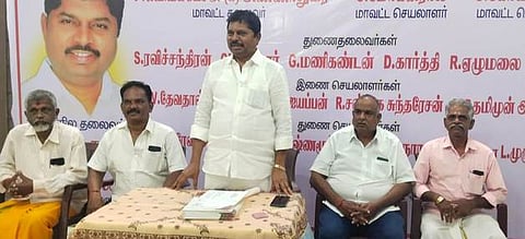 விழுப்புரத்தில் ஞாயிற்றுக்கிழமை நடைபெற்ற கூட்டத்தில் பேசிய கட்டுமானத் தொழிலாளா்கள் நலவாரியத் தலைவா் பொன்.குமாா். உடன், கூட்டமைப்பின் நிா்வாகிகள் பி.வெங்கடேசன் (எ) அண்ணாதுரை, சி.மோகன்ராஜ் உள்ளிட்டோா்.