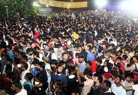 ஆங்கிலப் புத்தாண்டையொட்டி, புதுச்சேரி கடற்கரைச் சாலையில் ஞாயிற்றுக்கிழமை இரவு நடைபெற்ற நிகழ்ச்சிகளைக் காண திரண்ட பொதுமக்கள்.