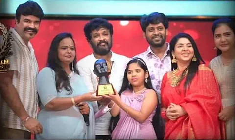 2023 சிறந்த தொடருக்கான விருது பெறும் இயக்குநர் திருச்செல்வம் மற்றும் எதிர்நீச்சல் குழு