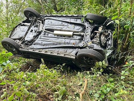 பழனி மலைச் சாலையில் கோம்பைக்காடு பகுதியில் கட்டுப்பாட்டை இழந்து 200 அடி பள்ளத்தில் கவிழ்ந்த காா்.