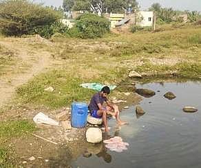 பேளூரில் வசிஷ்ட நதியில் கொட்டப்பட்ட இறைச்சிக் கழிவுகள்.