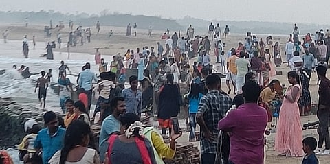 தரங்கம்பாடி கடற்கரையில் குவிந்த மக்கள் கூட்டம்