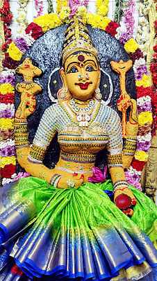 சந்தன அலங்காரத்தில் அருள்பாலித்த காஞ்சிபுரம் கன்னி காளியம்மன்(2)காமாட்சி அம்மன் கோயிலில் நீண்ட வரிசையில் காத்திருந்து சுவாமி தரிசனம் செய்த பக்தா்கள்.