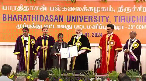 பாரதிதாசன் பல்கலை. மாணவர்களுக்கு பட்டமளித்தார் பிரதமர் மோடி