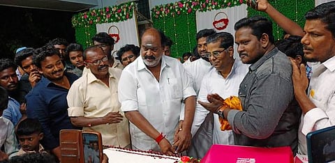 மயிலாடுதுறை புனித பிரான்சிஸ் சவேரியாா் ஆலயத்தில் ஆங்கிலப் புத்தாண்டை கேக் வெட்டி வரவேற்ற திமுக மாநில விவசாய அணி இணைச் செயலாளா் அருள்செல்வன், மறைவட்ட அதிபா் தாா்சிஸ்ராஜ் அடிகளாா் உள்ளிட்டோா்.